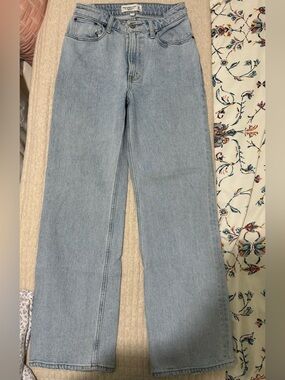 Abercrombie & Fitch Curve Love High Rise 90s
Relaxed Jean in Light 25 Short